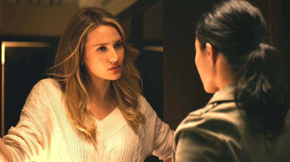 Lucy y Kate platicando en NCIS: Hawaii