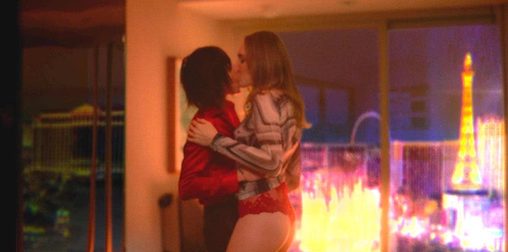 Shane y Tess besandose