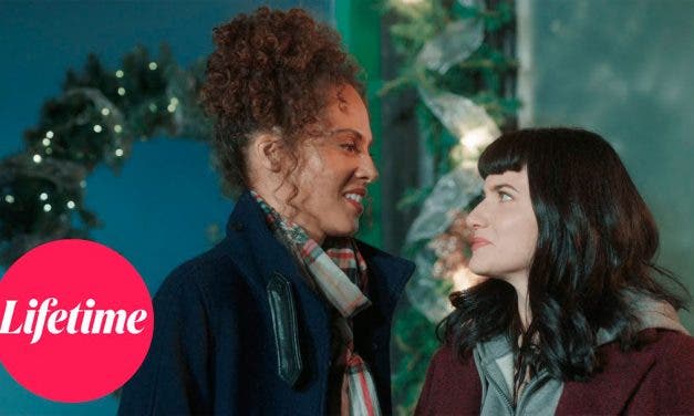 Under the Christmas Tree: Un romance navideño que te dejará sonriendo