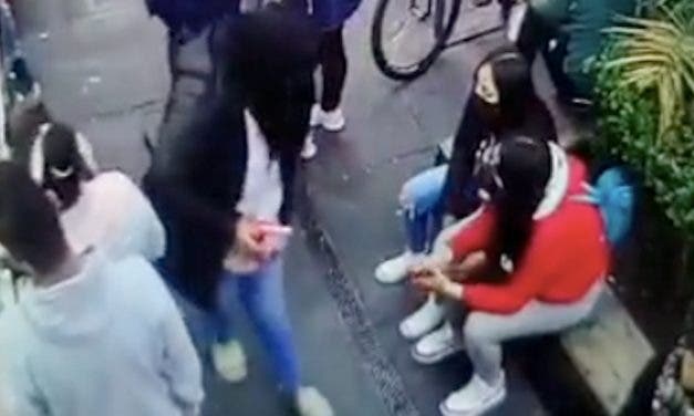 Señora agrede a dos chicas en México por besarse