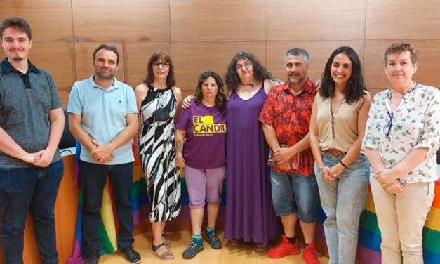 Escritora despedida al hacerse público que es lesbiana por ganar un concurso literario