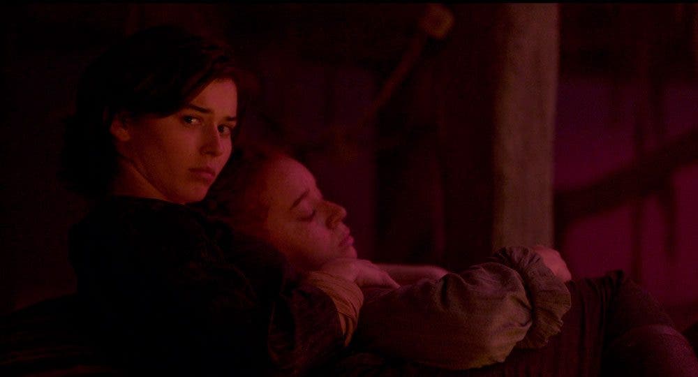 Kit escuchando hablar a Elora mientras abraza a Jade