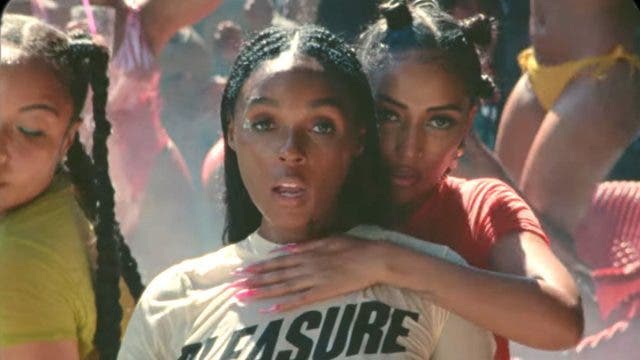 Una chica joven abrazando a Janelle Monae en el vídeo de Lipstick Lover