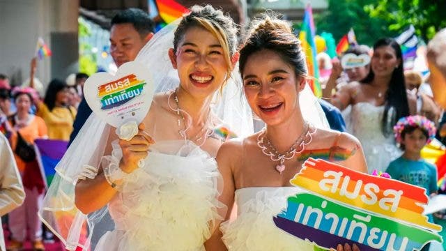 Pareja lésbica vestidas con trajes de boda