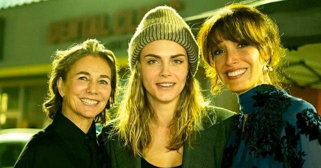 Ilene Chaiken con Cara Delevingne y Jennifer Beals