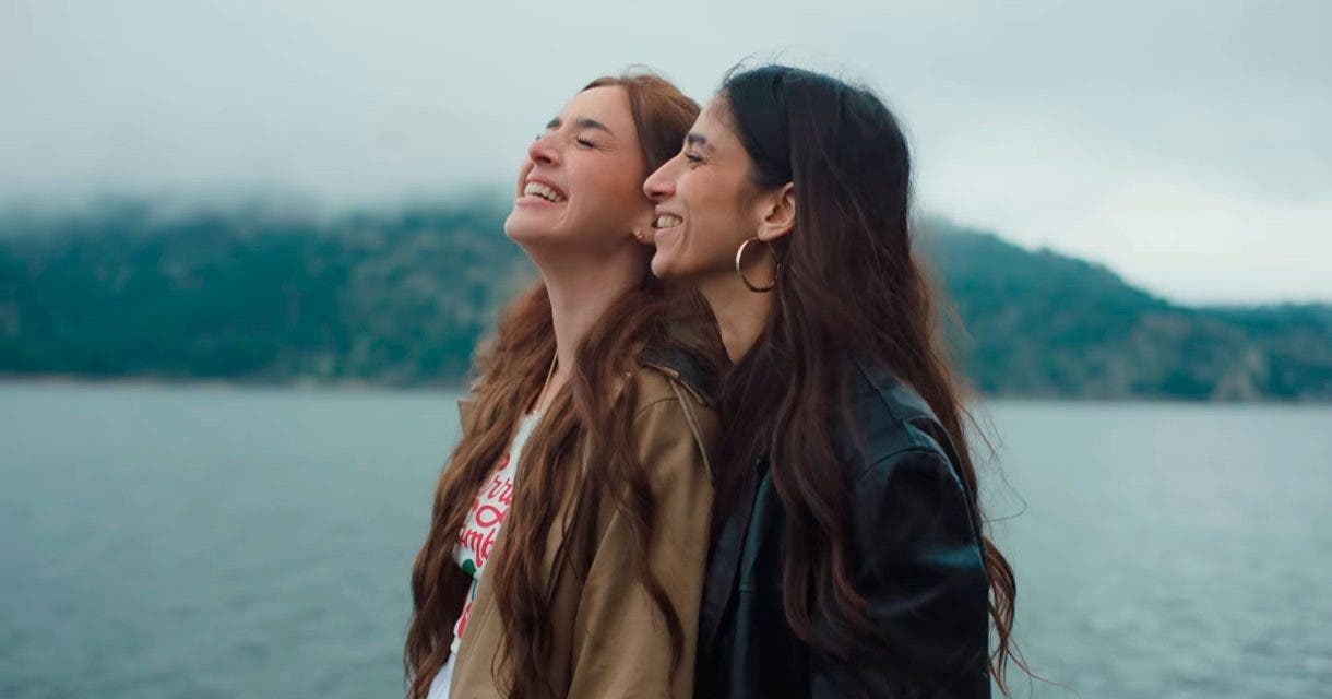“Q Somos”: la canción lésbica más honesta de Lola Indigo (y su videoclip con Carolina Yuste)