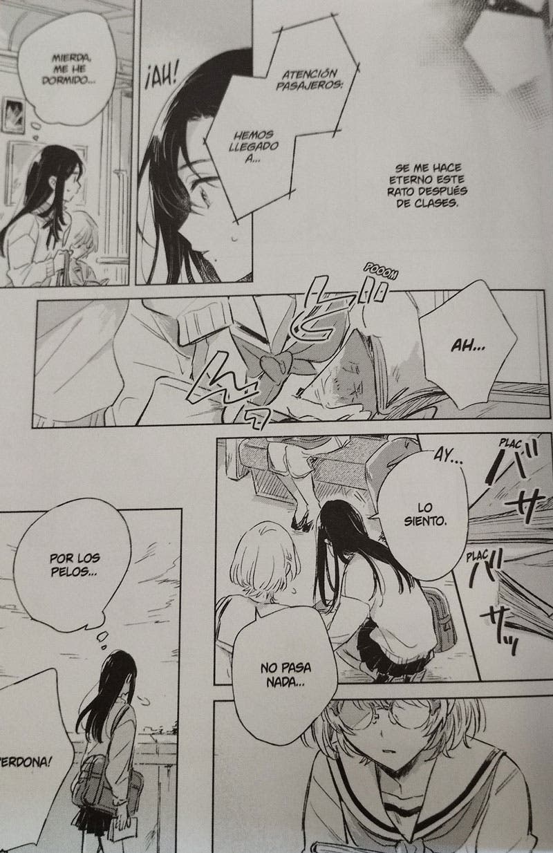 Takamine tropieza al salir del tren con Sakura y se intercambian los libros por error