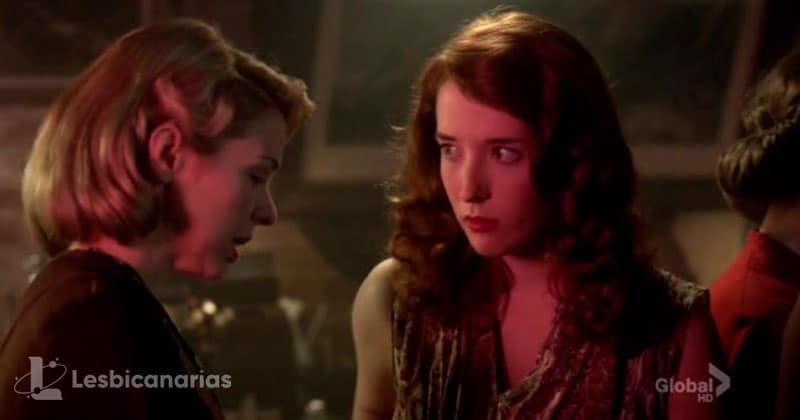 Betty disculpándose con Kate en el bar