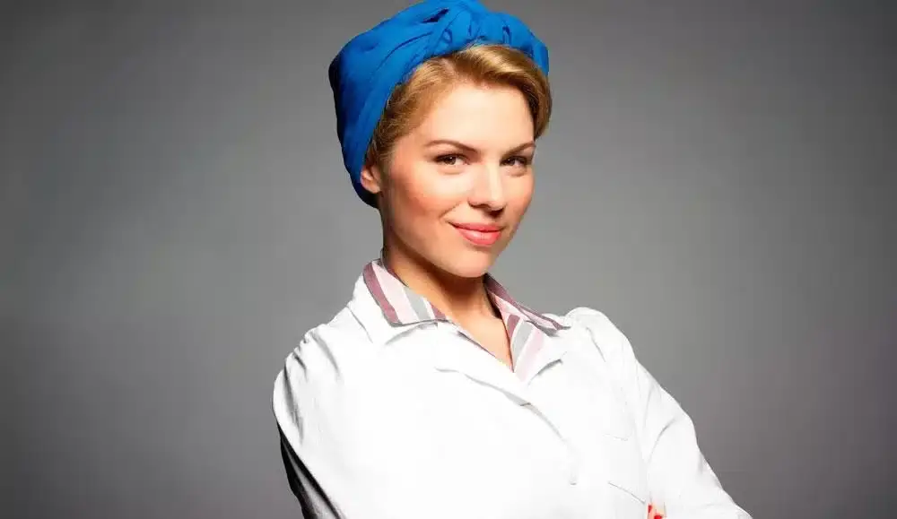 Ali Liebert como Betty mcRae